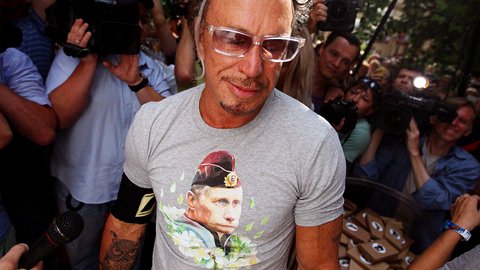 Микки Рурк в футболке с Путиным